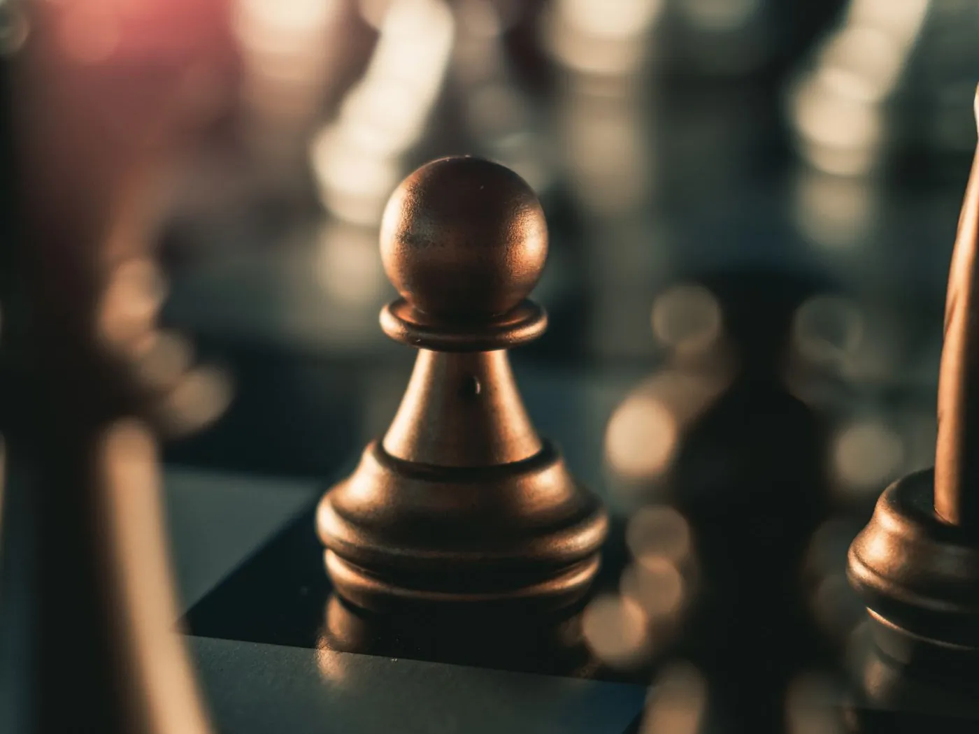 Pieza de ajedrez representando decisiones estratégicas de seguridad corporativa