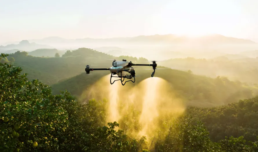 Dron en operación de monitoreo sobre terreno abierto