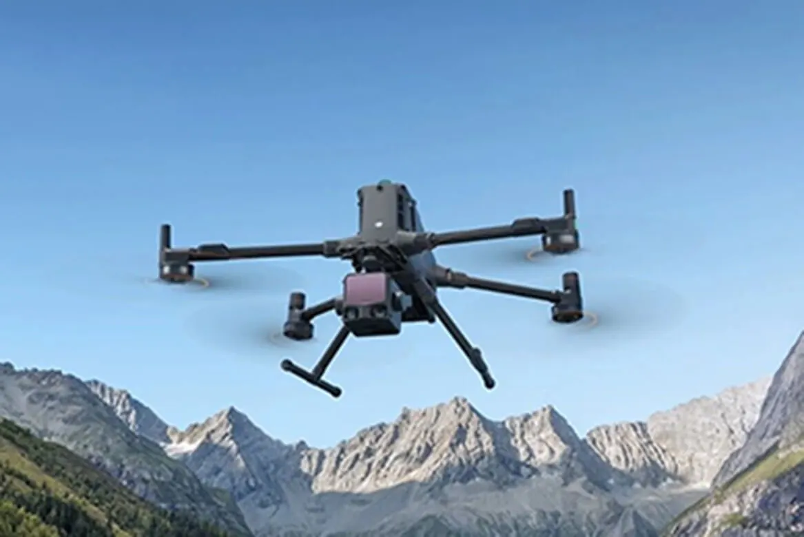 Dron sobrevolando terreno montañoso