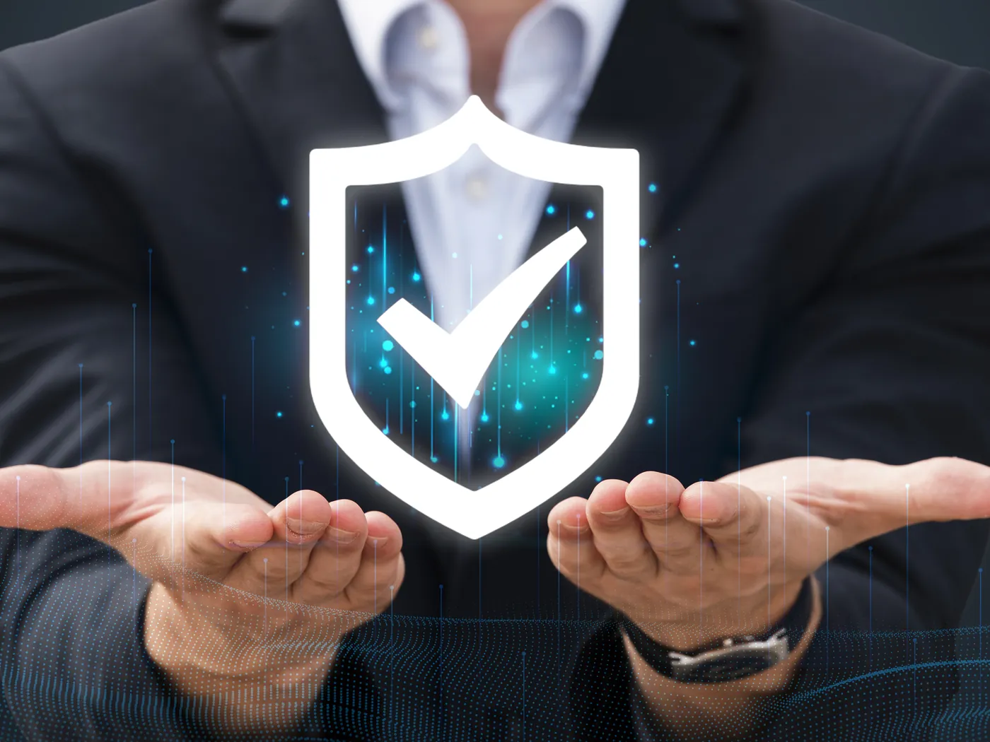 Ejecutivo sosteniendo un escudo de seguridad, símbolo de protección y confianza